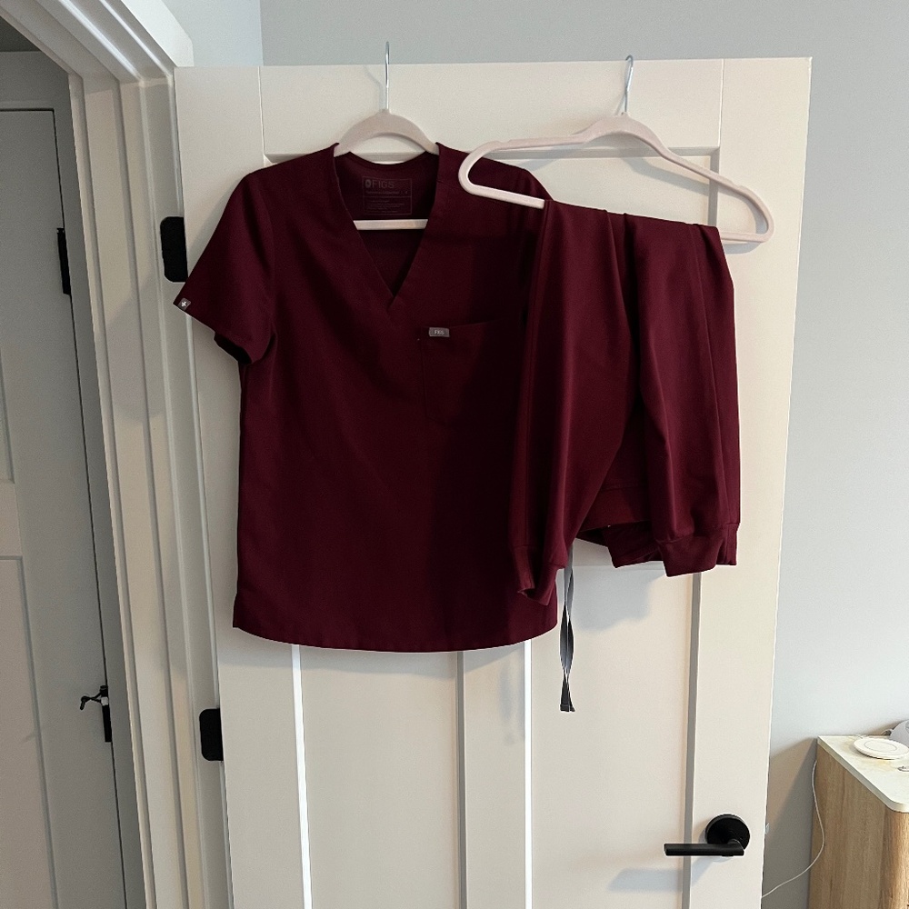 Figs Catarina One-Pocket Scrub Top and Zamora Jogger Pants set, size S, Burgundy